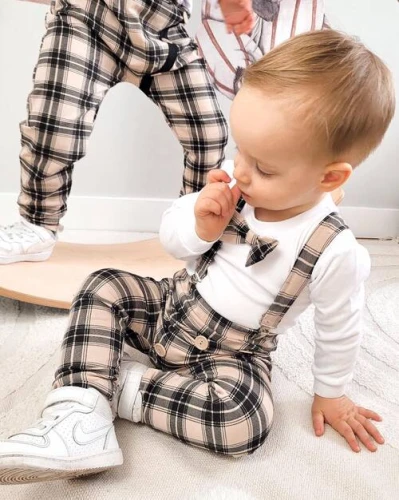 MoMo Kids komplet chłopięcy body z muchą + szelki + spodnie w brązową kratę