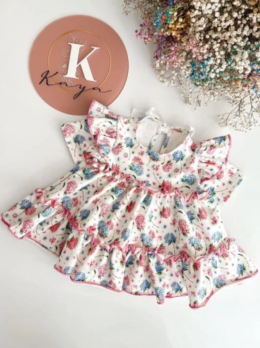 Kaya sukienka Aurelia biała w różowo-niebieskie kwiaty