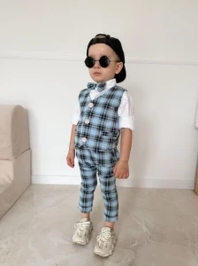 MoMo Kids 3-częściowy komplet chłopięcy mucha + kamizelka + spodnie błękitny w kratkę rozmiar 92-122