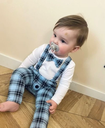 MoMo Kids komplet chłopięcy body z muchą + szelki + spodnie błękitny w kratę