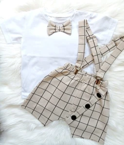 MoMo Kids komplet chłopięcy t-shirt  z krótkim rękawem z muchą + szelki + szorty jasnobeżowy w kratkę rozmiar 92-116