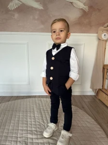 MoMo Kids 3-częściowy komplet chłopięcy mucha + kamizelka + spodnie granatowy rozmiar 92-116