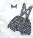 MoMo Kids komplet chłopięcy t-shirt z krótkim rękawem z muchą + szelki + szorty w szarą pepitkę rozmiar 92-116